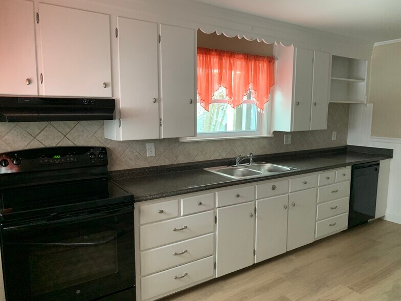 Primary Photo - 8 Walnut St