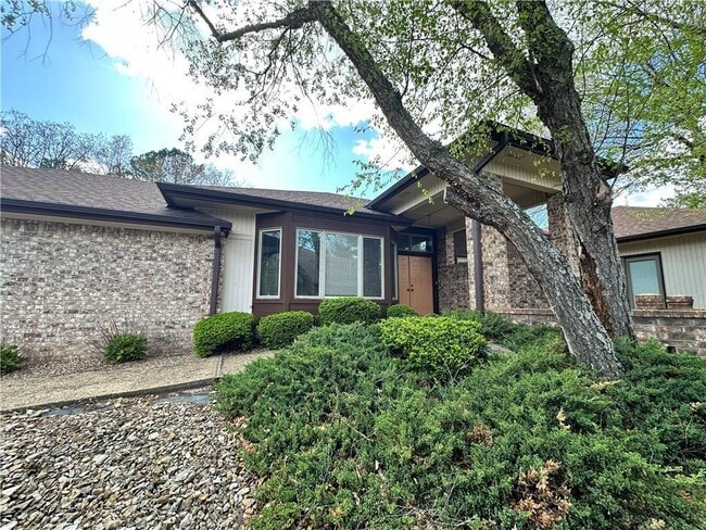 Building Photo - 8 Teresa Dr