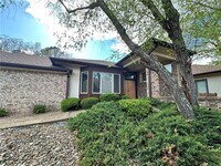 Building Photo - 8 Teresa Dr