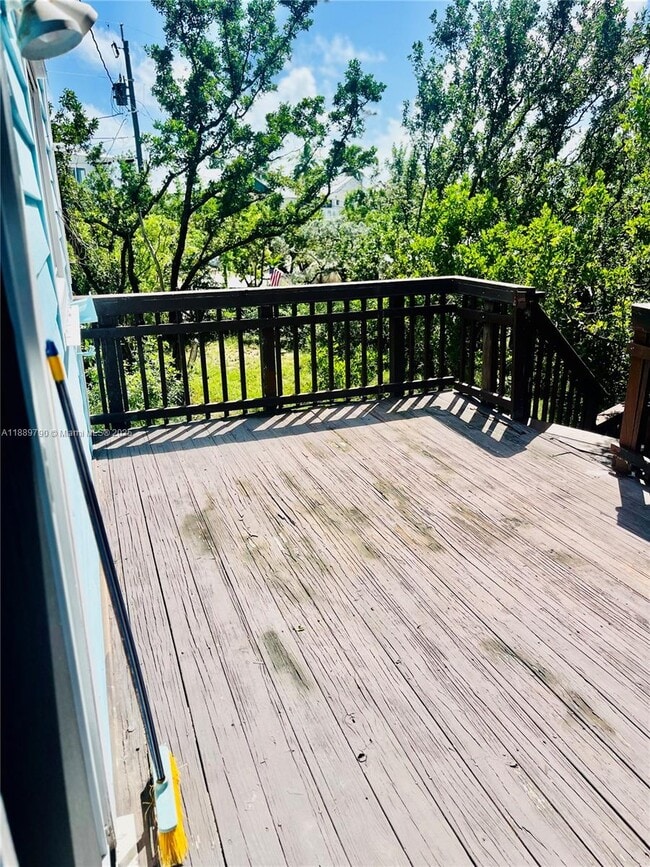 Building Photo - 202 W Canal Dr