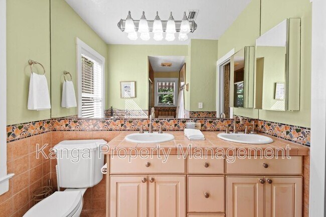 Building Photo - 194 Almeria Rd