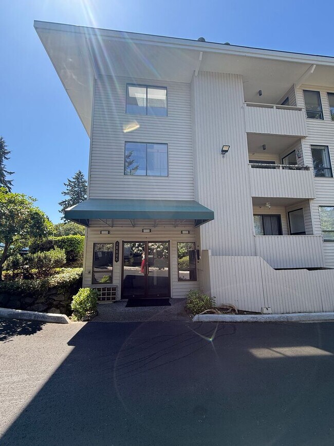 Building Photo - Well Maintained 2BD/2BTH Lynnwood Condo for Lease in Gated Community!