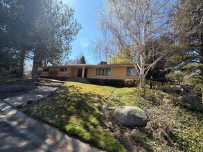 Building Photo - Beautiful home in Southwest Reno's Lake Ridge Shores East!