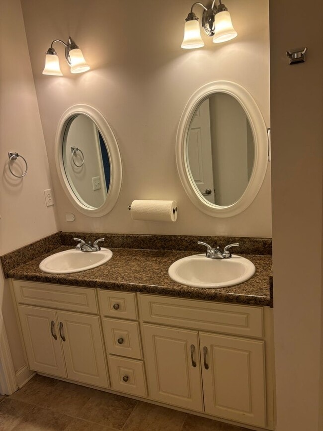 Building Photo - 3 bdrm 2.5 bath in downtown area