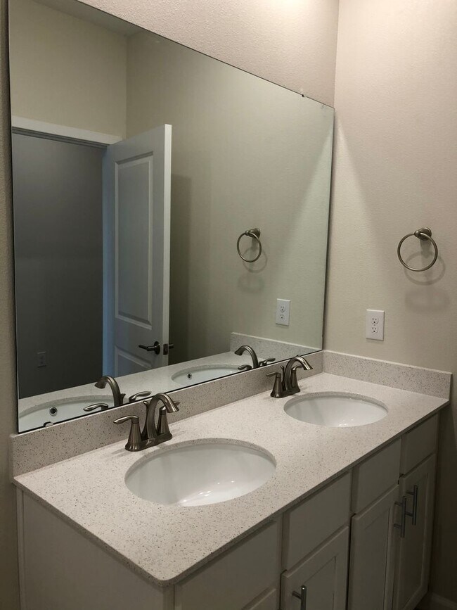 Building Photo - 3 Bedroom, 2.5 Bath East Orlando Townhome ...