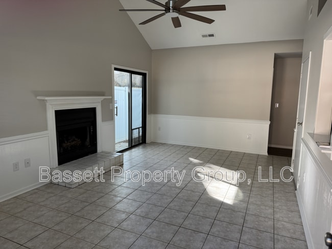 Building Photo - 1739 River Front Dr