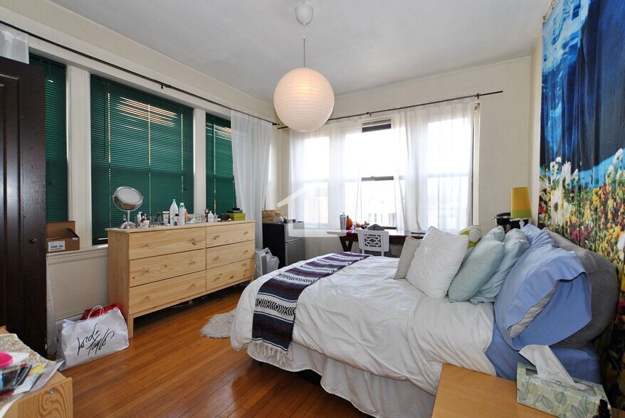 Building Photo - 215 Saint Paul St