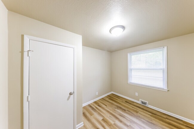 Building Photo - 7708 Saxon Dr SW