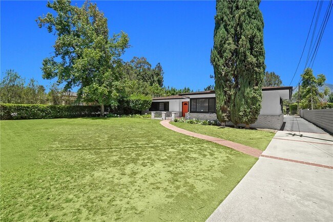 Building Photo - 325 W Le Roy Ave