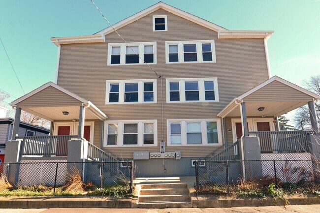 Building Photo - Great location! Updated 3 bedroom 1 Bathro...