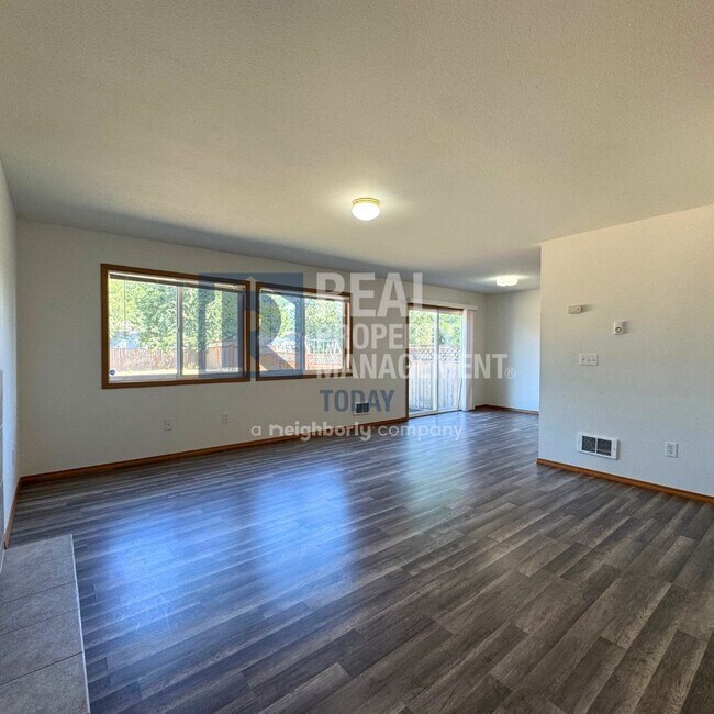 Building Photo - Akshanx LLC - 425/427 (Cascade Group - Sil...