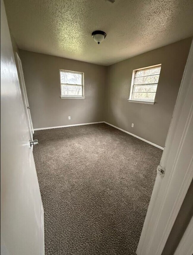 Building Photo - Charming 4-Bedroom Home with Spacious Yard!