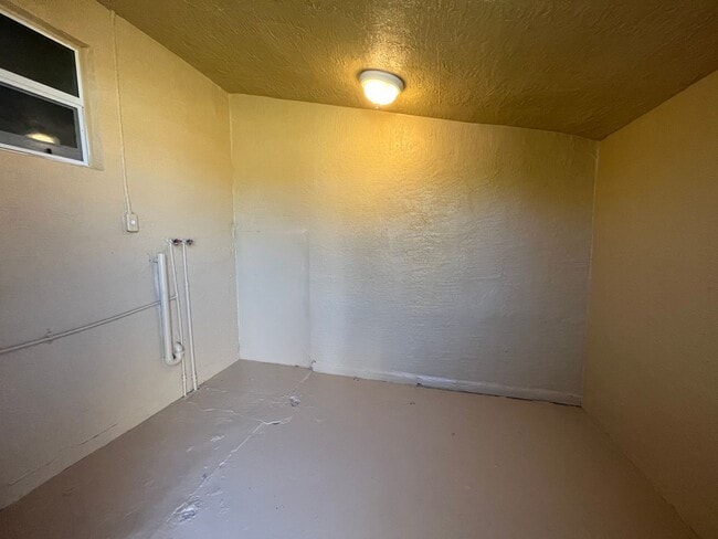 Building Photo - 4/2 Home for rent, all tile floors, central ac.