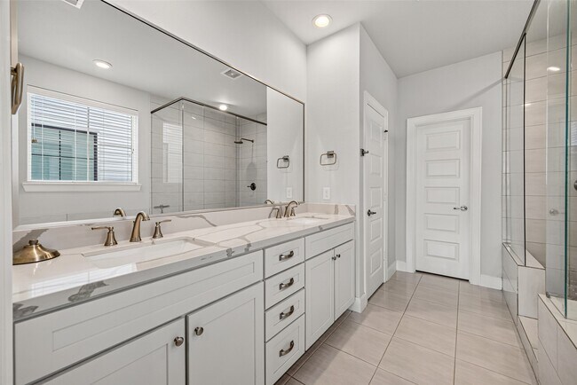 Building Photo - 2812 Grand Fountains Dr