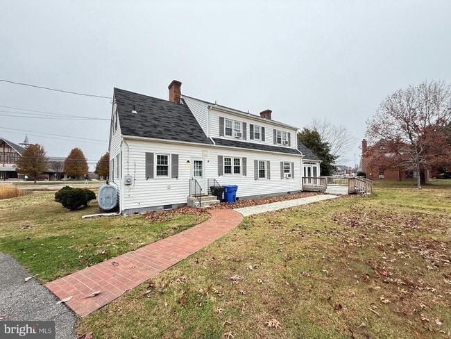 Building Photo - 118 St Marys Ave