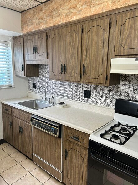 Kitchen - 9 Oakland Sq