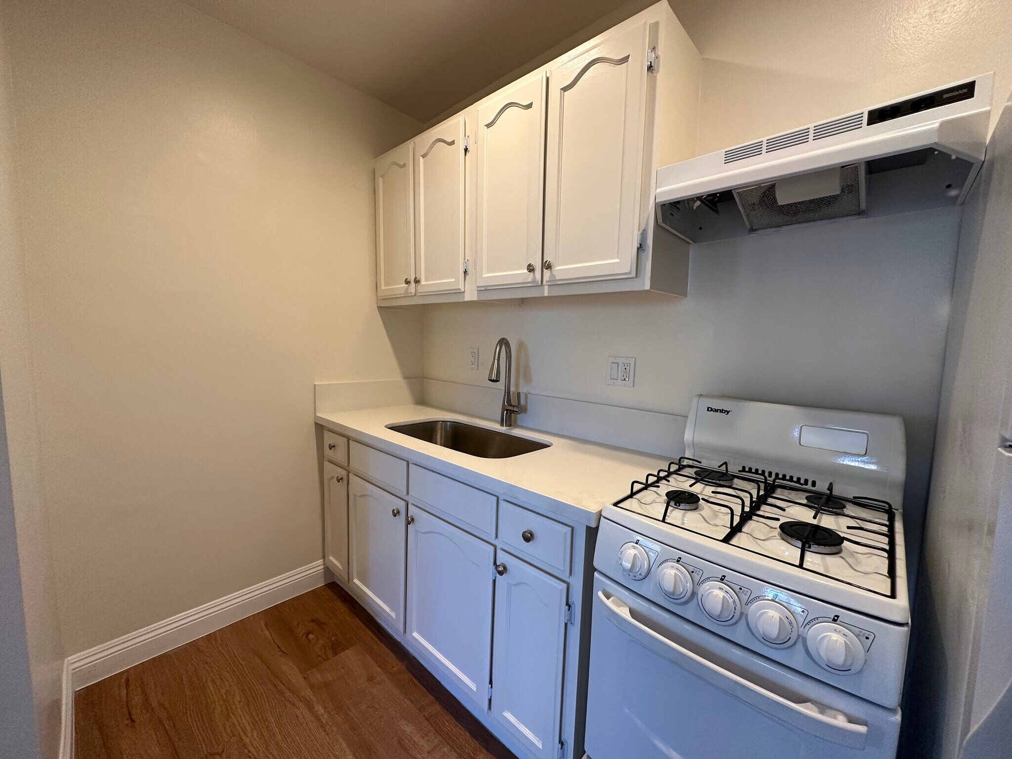 Building Photo - 265 S Manhattan Pl