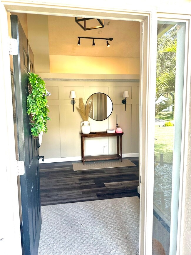 Building Photo - 672 SW Aster Rd