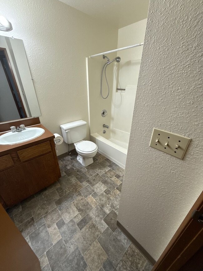 Building Photo - NE 3 Bdrm House, 2 Bath, New Carpet & Pain...