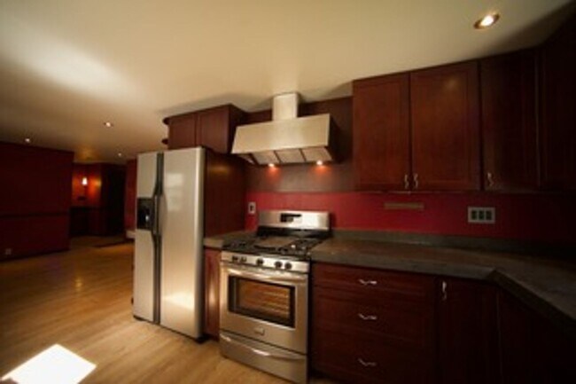 Building Photo - Beautiful 4 BD/2 BA Home !