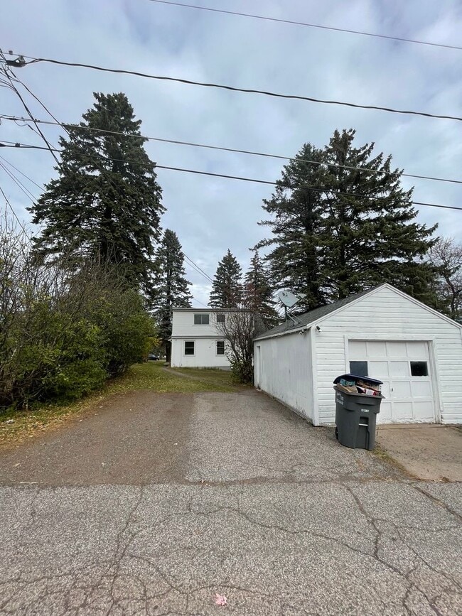 Building Photo - AVAILABLE JUNE 1ST -4 bed/ 2 bath Home Near Campus!