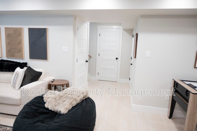 Building Photo - 1364 Petunia Ct