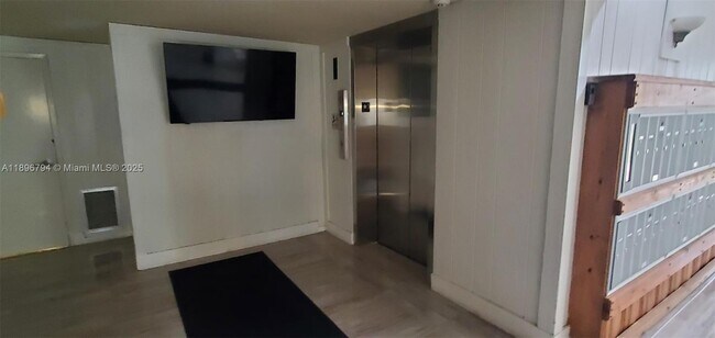 Building Photo - 301 Racquet Club Rd