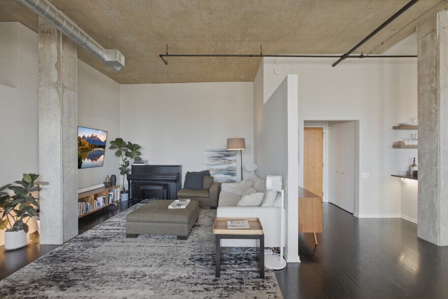 Building Photo - 900 N Kingsbury St