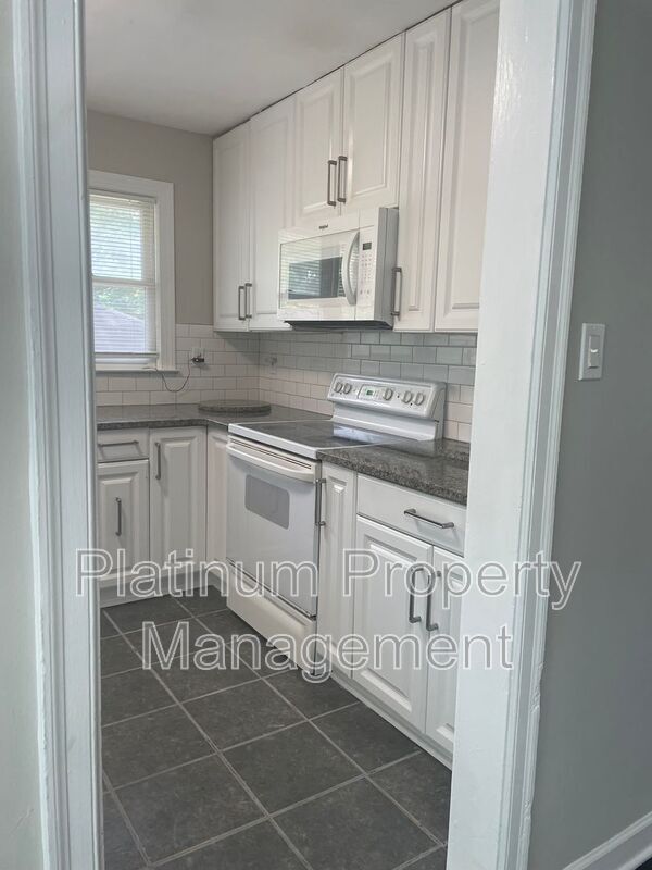 Building Photo - 3485 Maplehurst Dr