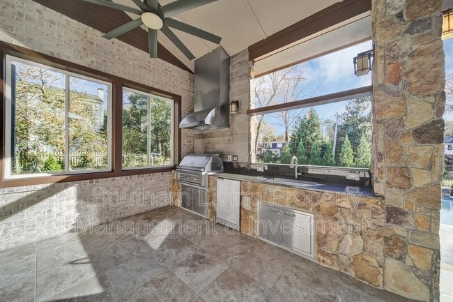 Building Photo - 2011 Sharon Ave