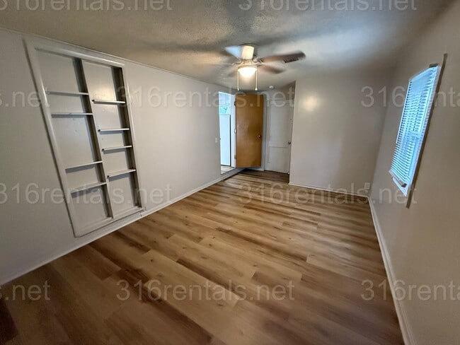 Building Photo - $995 - 3 bedroom / 1 bathroom - Single Fam...