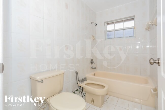 Building Photo - 15565 SW 138th Ave