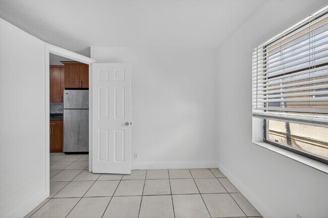 Building Photo - Bright & Modern 1-Bedroom Apartment in Prime Oakland Park Location