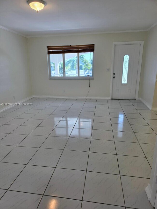 Building Photo - 501 Blue Heron Dr