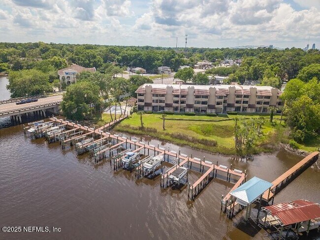 Building Photo - 1307 River Hills Cir E