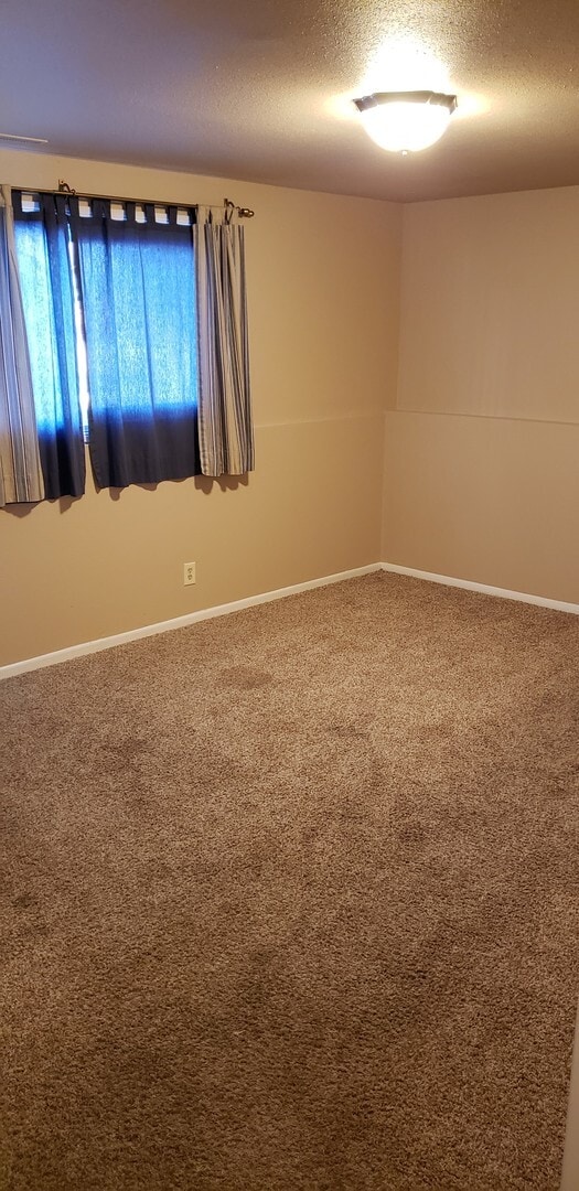 Building Photo - Move in ready 4 bedroom home For Rent on S...