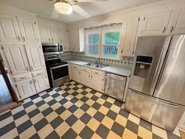 Building Photo - Spacious 4BR/2.5BA Home in Prime West End ...