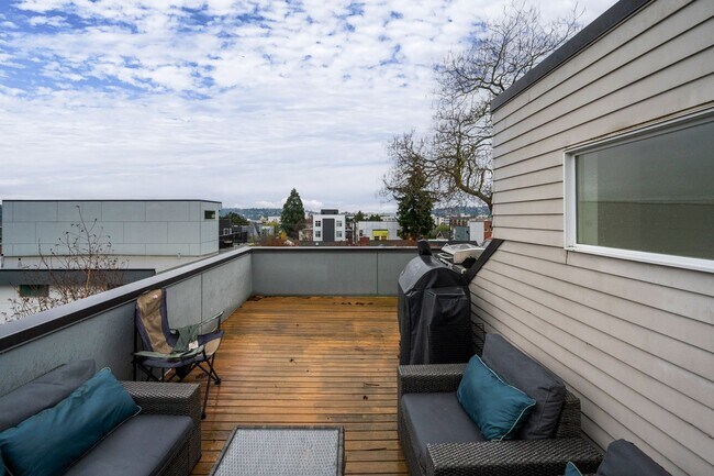 Building Photo - 3-Story Ballard Home - In Unit Washer/Dryer, Rooftop Deck