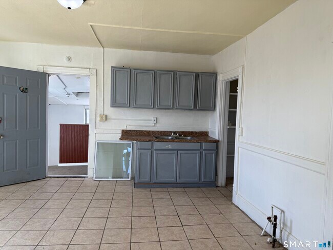 Building Photo - 198 Oak St