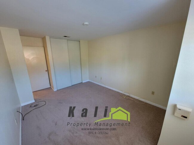 Building Photo - 2096 Northshore Dr