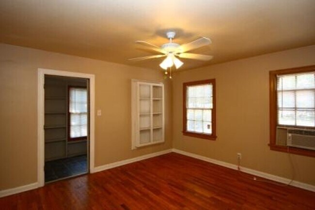 Building Photo - FOUR bedroom in Prime Location!