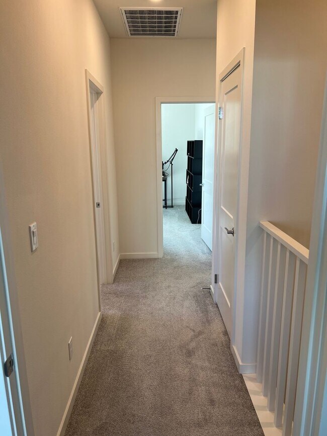 Building Photo - 3 bed, 2.5 bath located in Ontario!