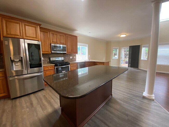 Building Photo - Beautiful 5 Bedroom Home!