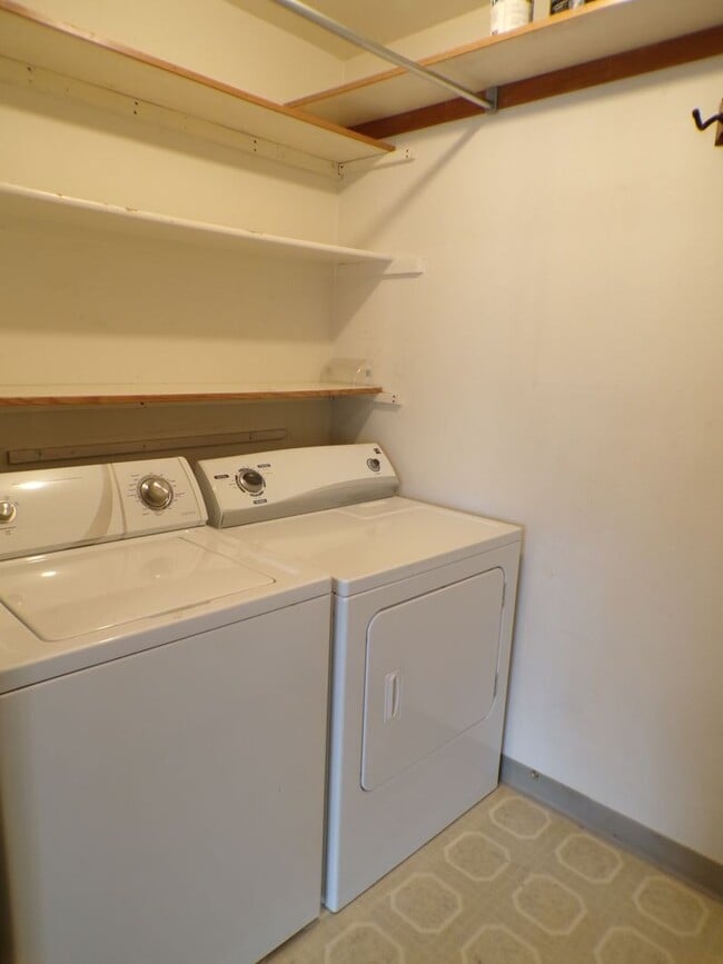 Building Photo - Charming 1 Bed, 1 Bath Main-Floor Condo in...