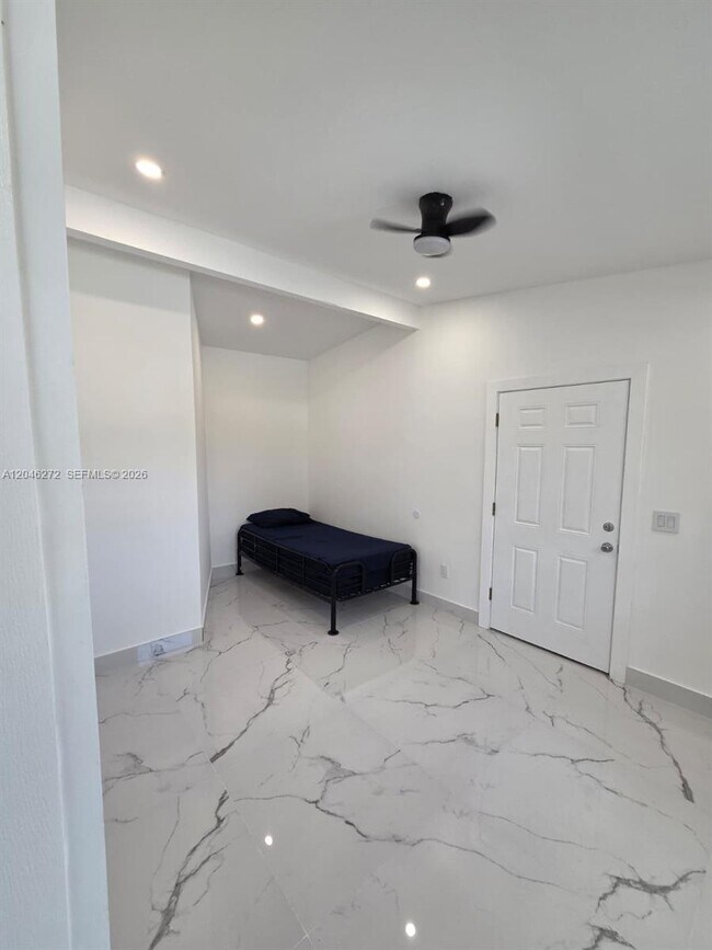 Building Photo - 305 SE Airoso Blvd