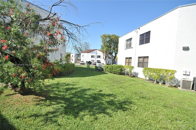 Building Photo - 9427 Fontainebleau Blvd