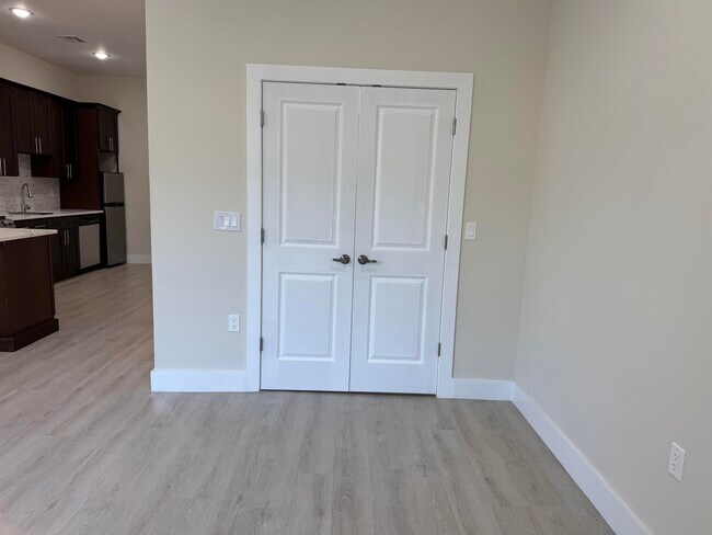 Building Photo - 527 Union Ave