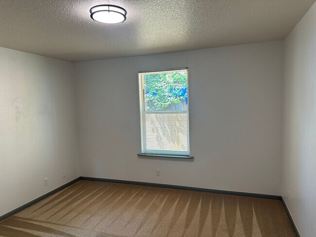 Building Photo - Beautifully updated 3 bedroom, 1 bath house in Eugene!