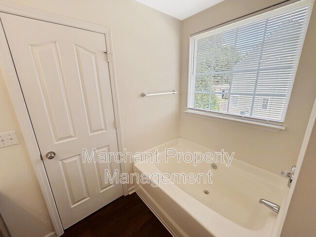 Building Photo - 510 Riello Dr