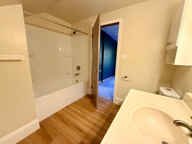 Building Photo - Charming Cape Cod Single Family with inground pool in Norfolk